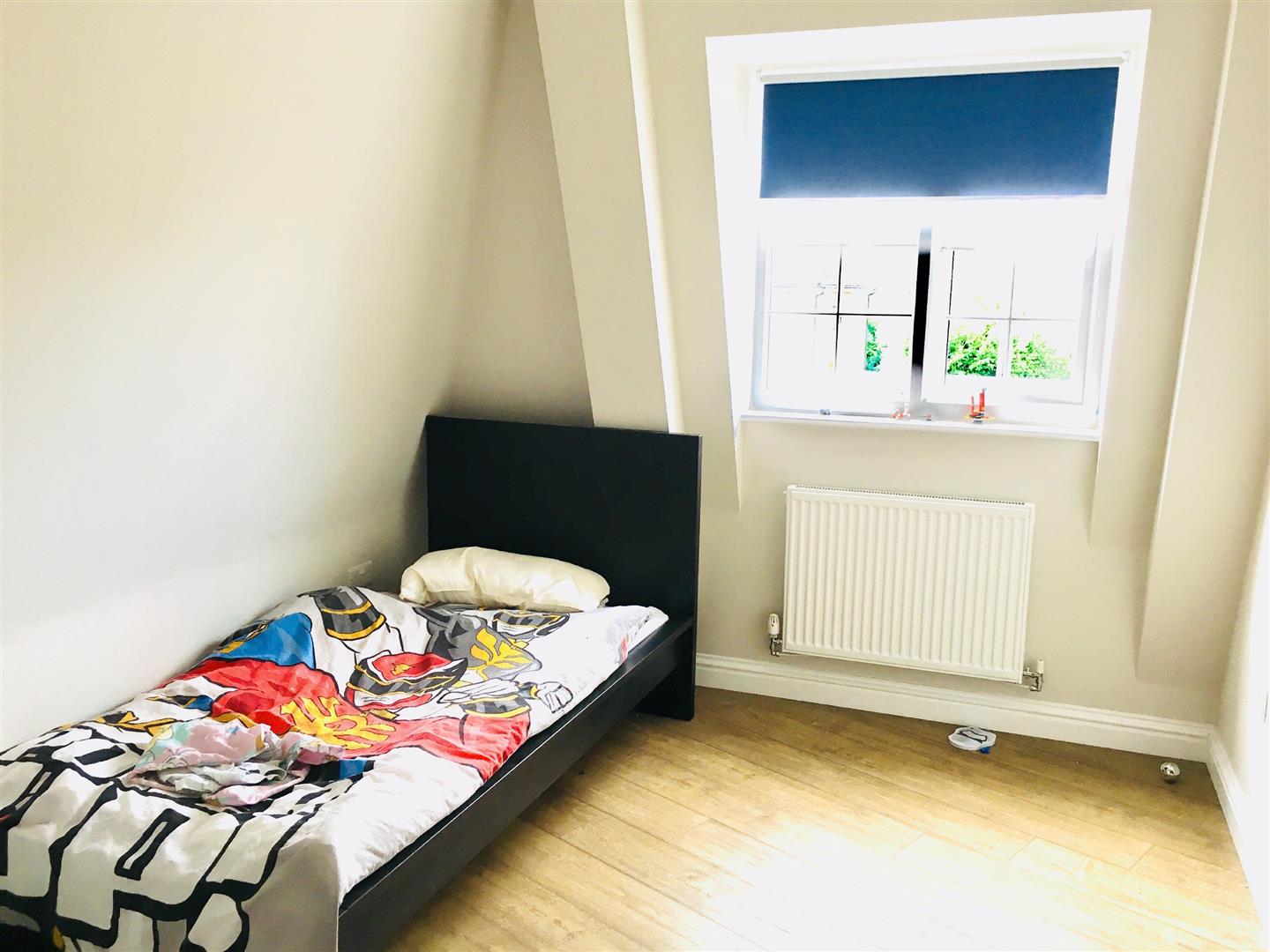 Flat Manor Drive North in Greater London