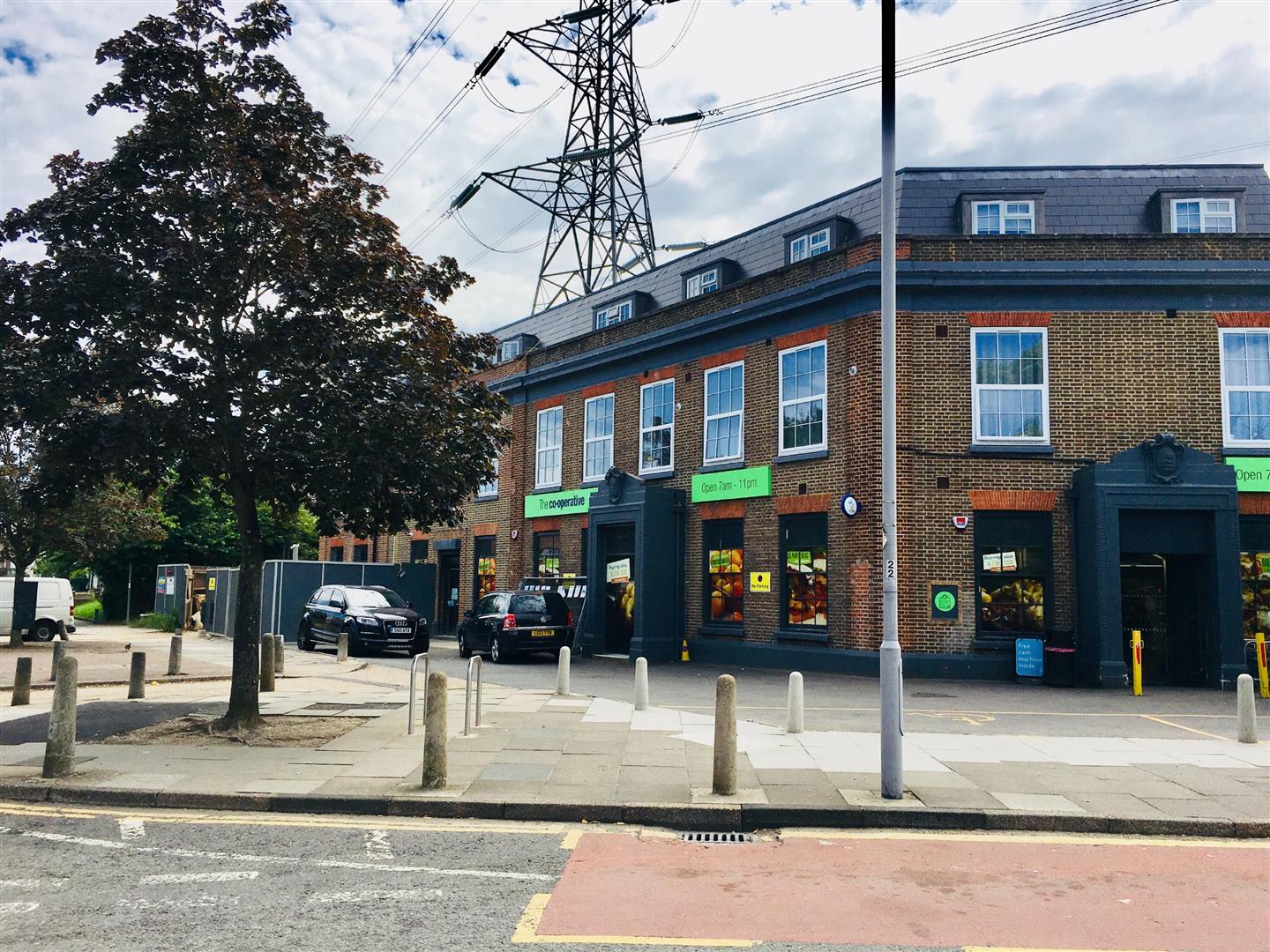 Flat Manor Drive North in Greater London