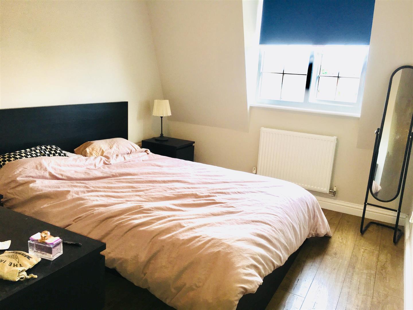 Flat Manor Drive North in Greater London