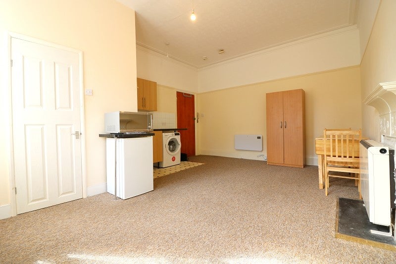 Flat Pitshanger Lane in Greater London