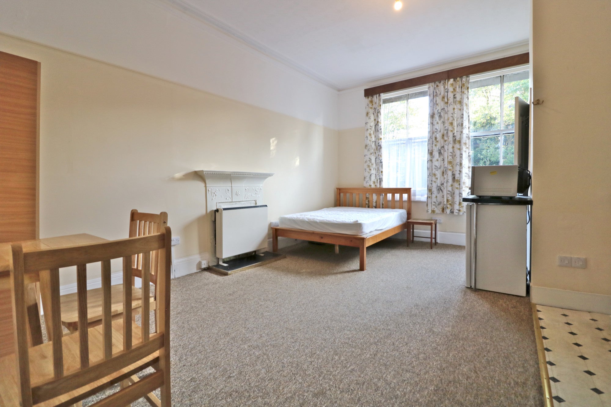 Flat Pitshanger Lane in Greater London