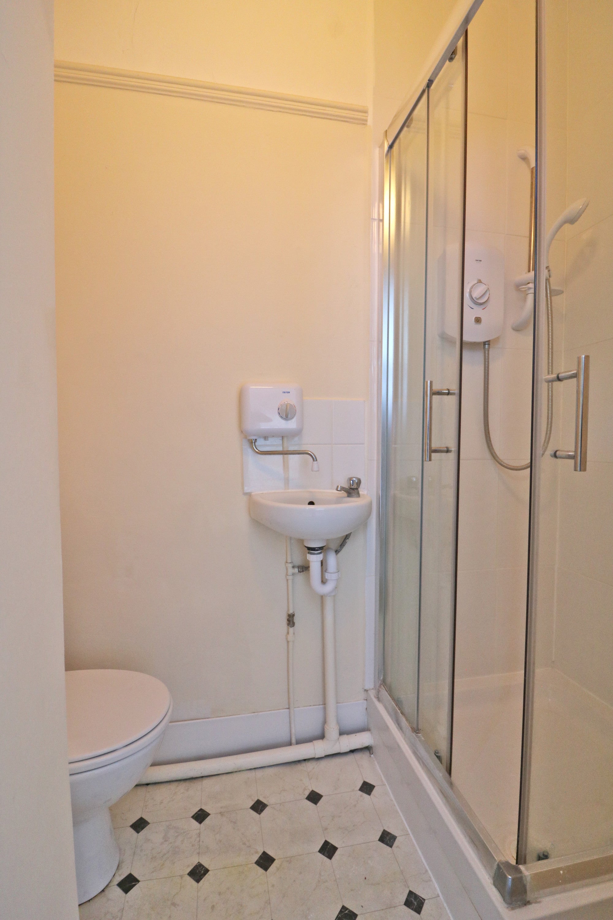 Flat Pitshanger Lane in Greater London