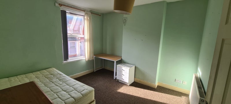 Room Birrell Road in Nottingham