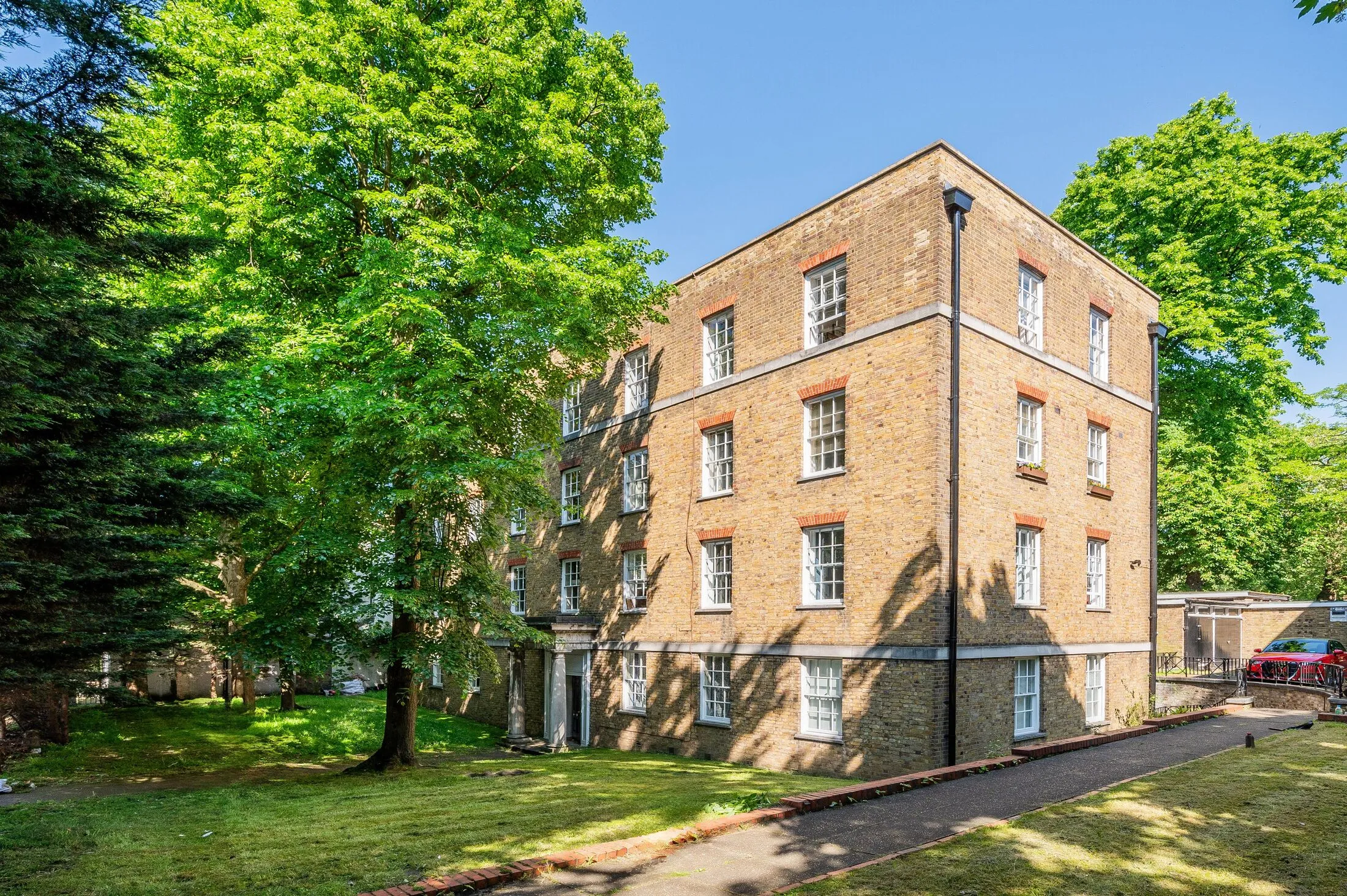 Flat Blackheath Hill in Greater London