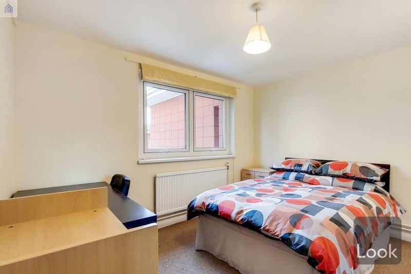 Flat Merchant Street in Greater London