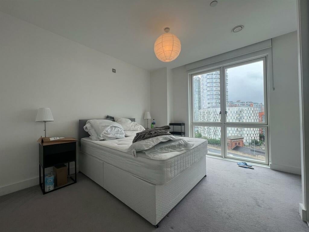 Flat Arniston Way in Greater London