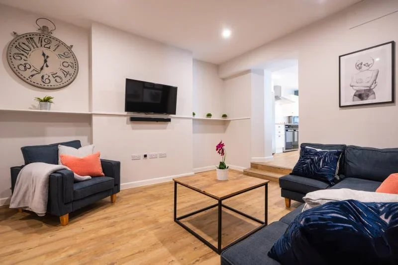 Room North Street in Plymouth