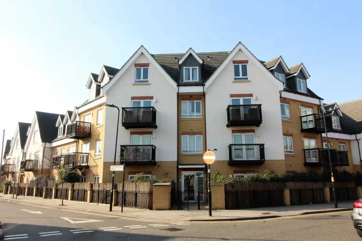 Flat Featherstone Road in Greater London