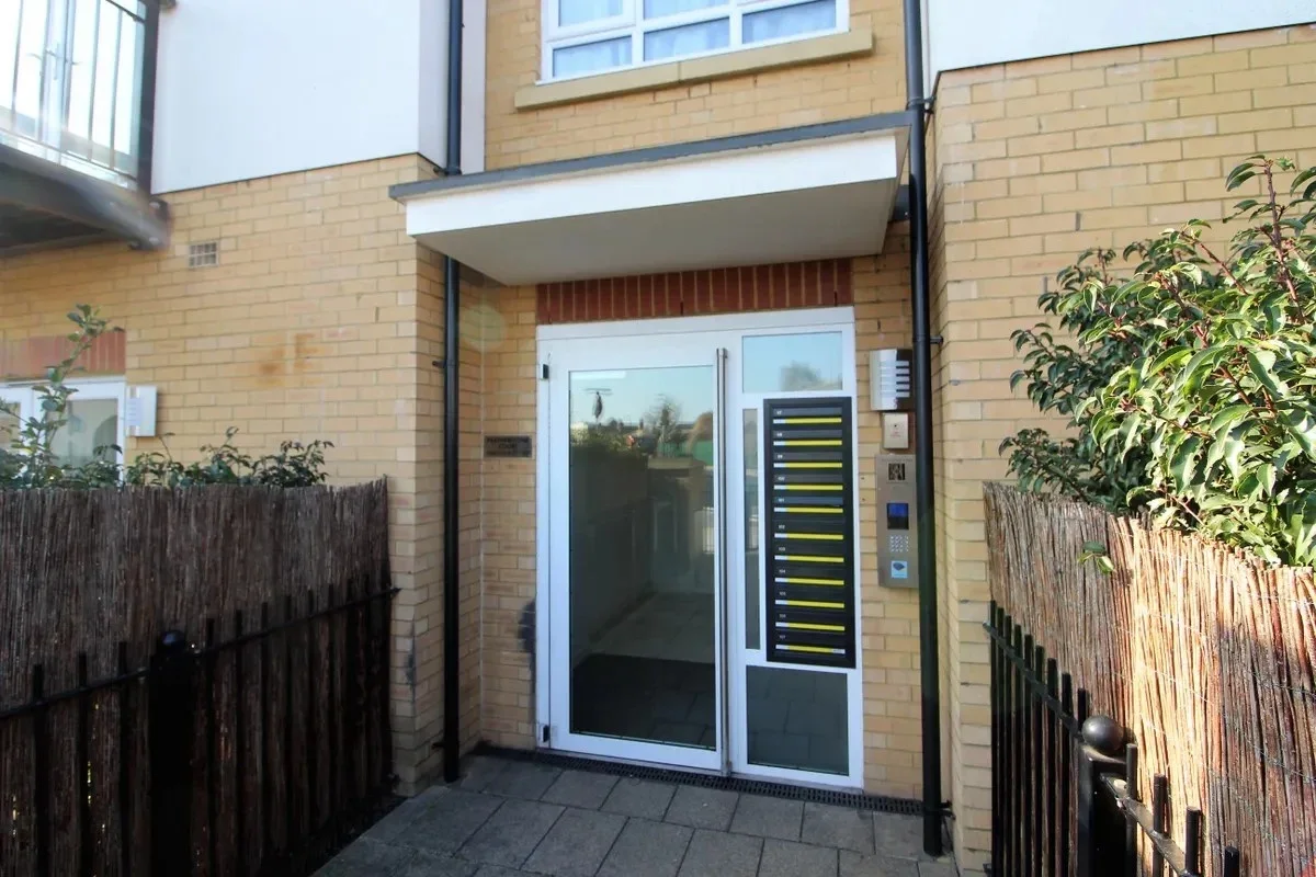 Flat Featherstone Road in Greater London