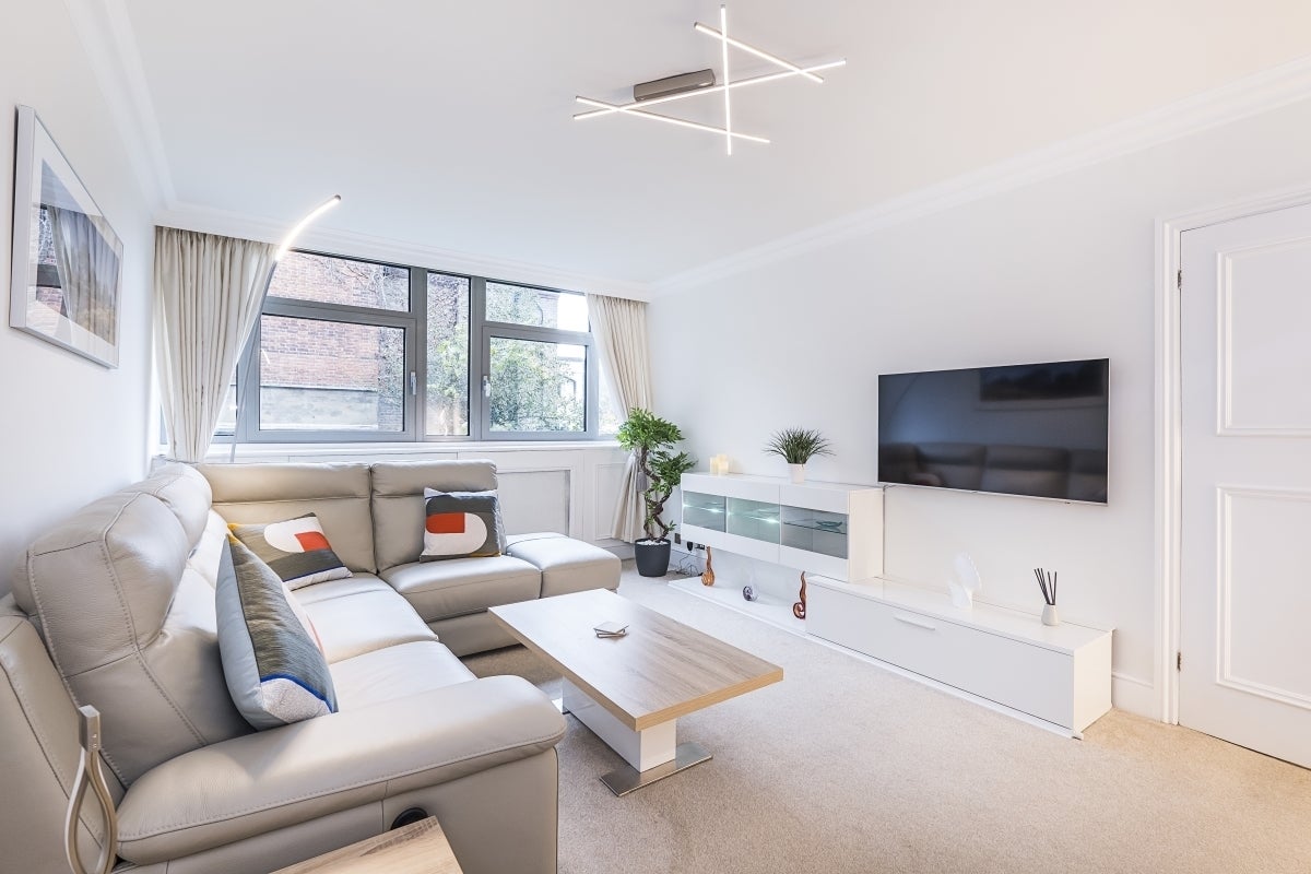 Flat Hollytree Close in Greater London