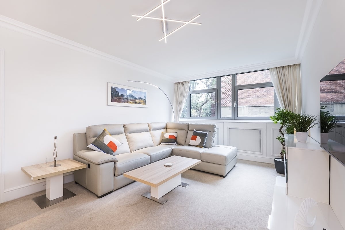 Flat Hollytree Close in Greater London