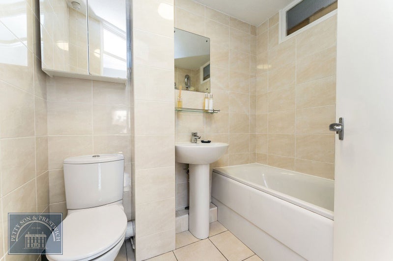 Room Grosvenor Road in Greater London