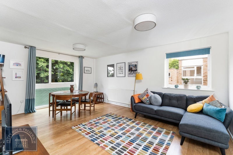 Room Grosvenor Road in Greater London