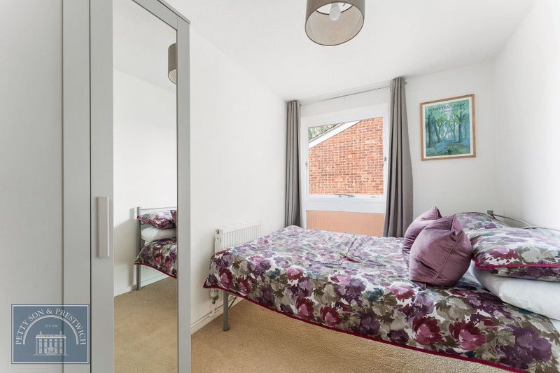 Room Grosvenor Road in Greater London