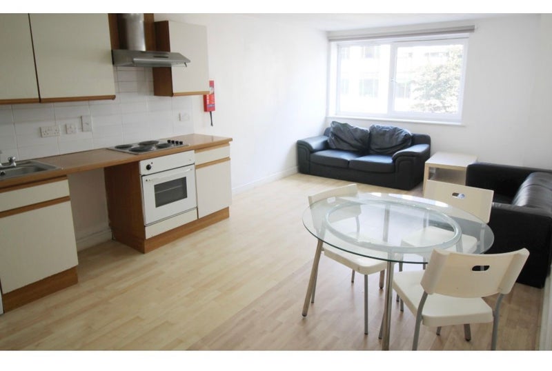 Room Clarendon Road in Leeds
