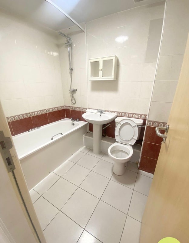 Room Clarendon Road in Leeds