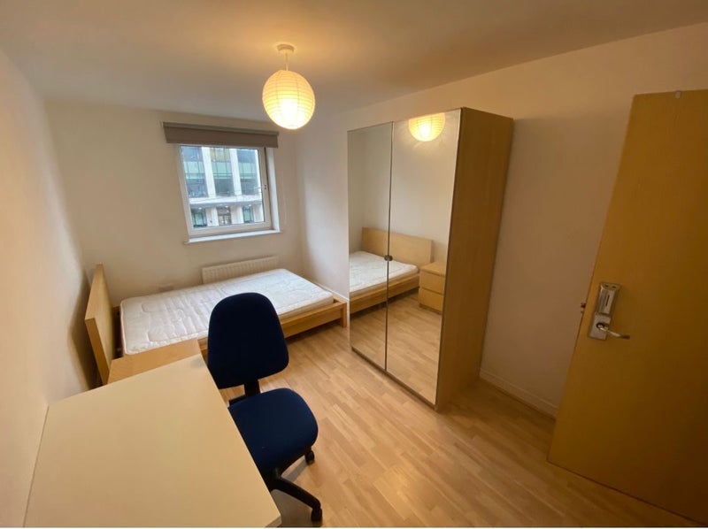 Room Clarendon Road in Leeds