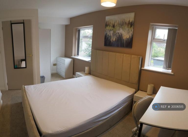 Room Nether Hall Avenue in Kirklees