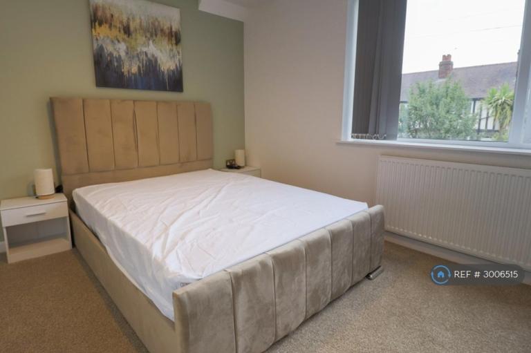 Room Nether Hall Avenue in Kirklees