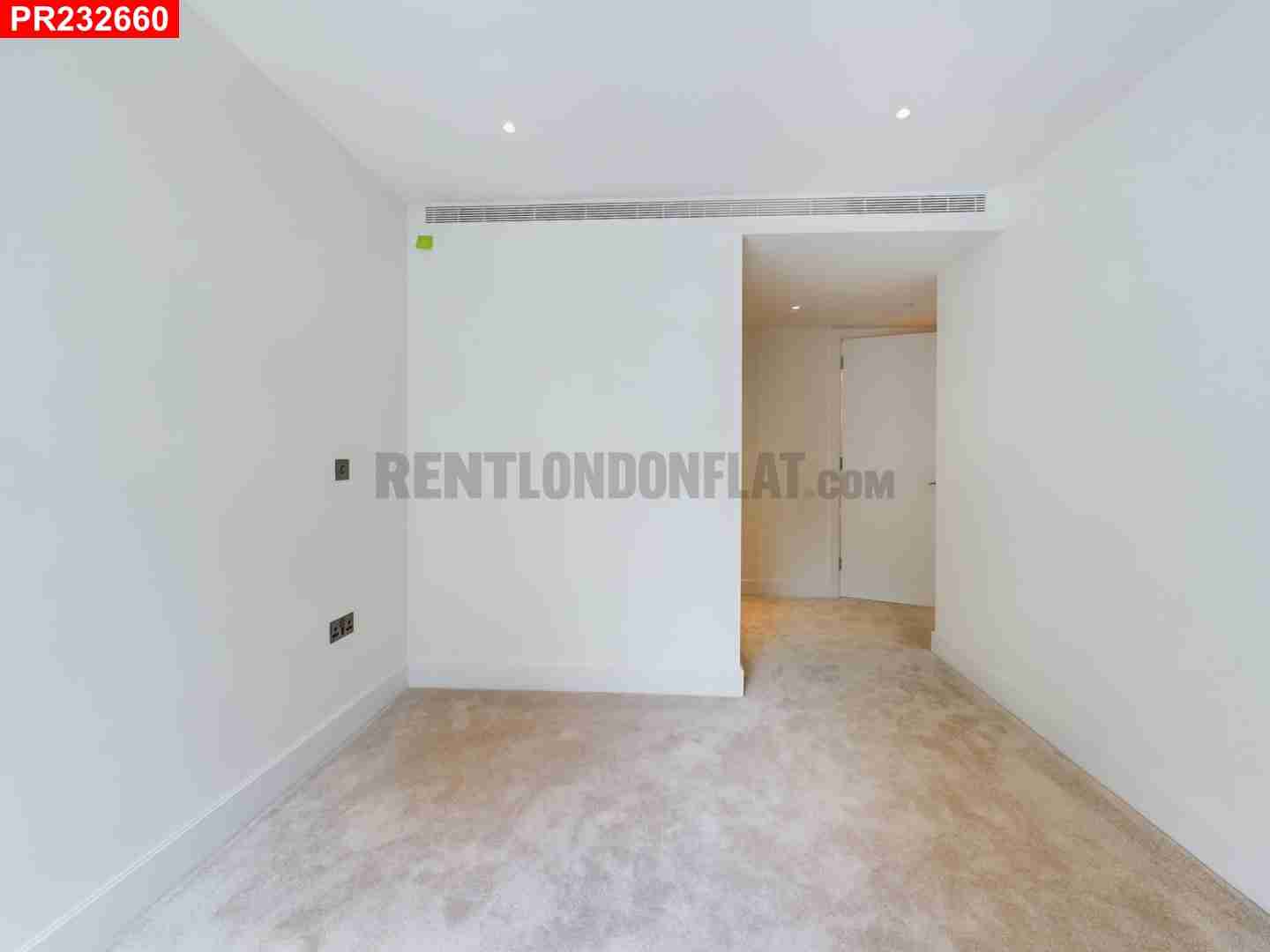Flat Silver Road in Greater London