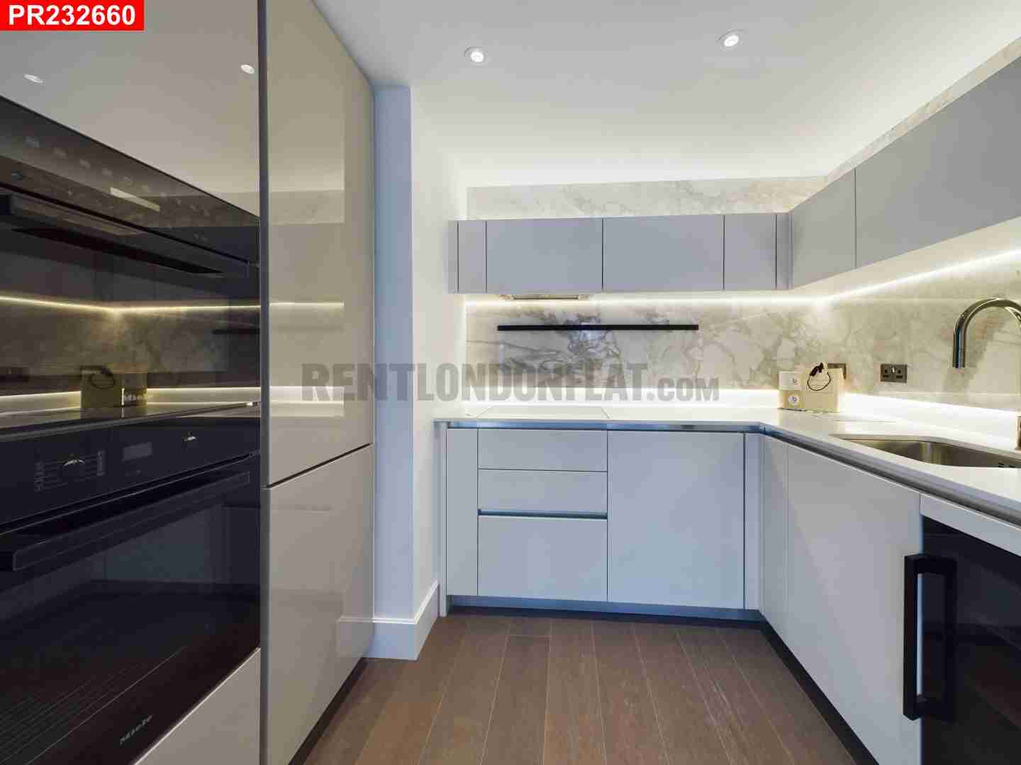 Flat Silver Road in Greater London