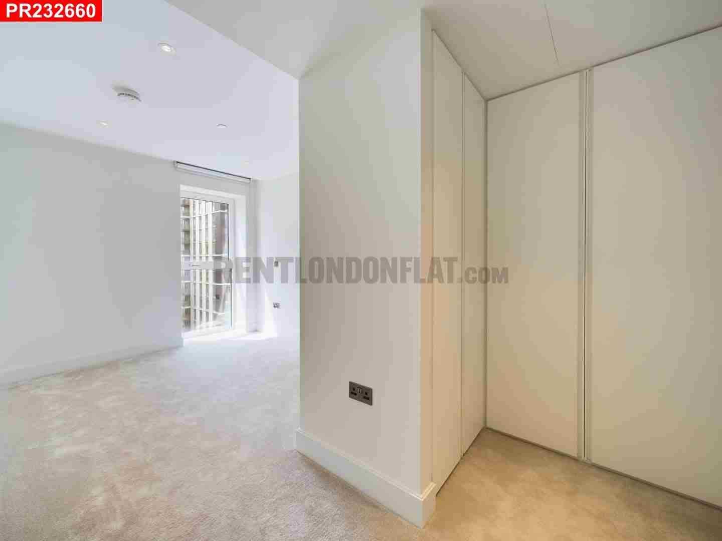 Flat Silver Road in Greater London