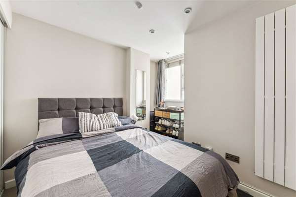 Flat Alleyn Court in City of Westminster