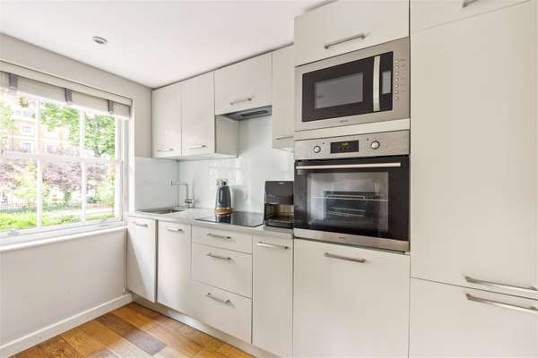 Flat Alleyn Court in City of Westminster