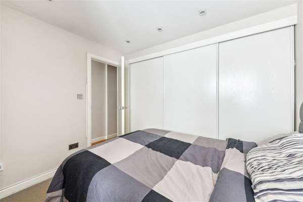 Flat Alleyn Court in City of Westminster