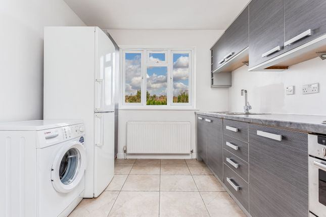 Room Heyford Avenue in Greater London