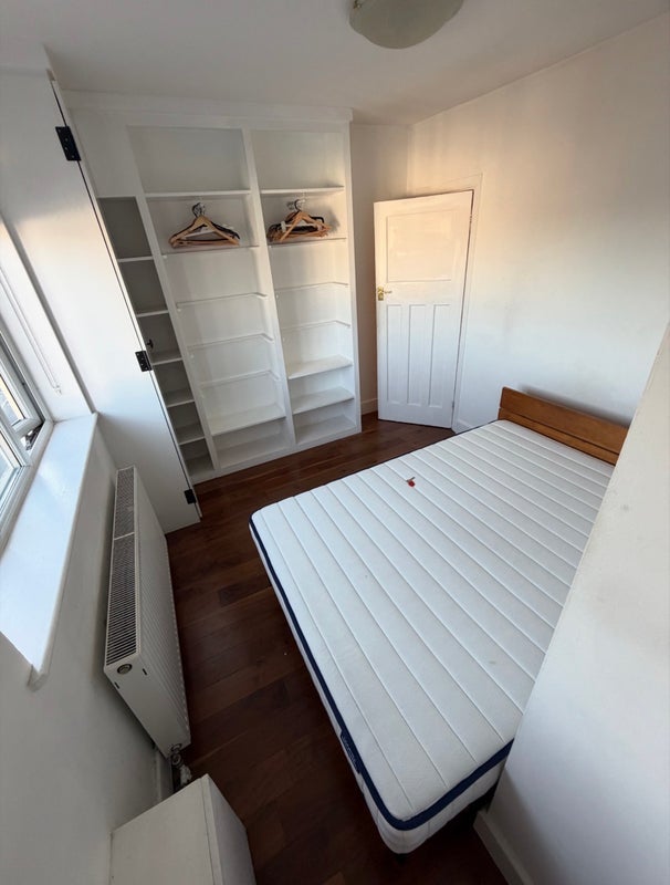 Flat Heyford Avenue in Greater London