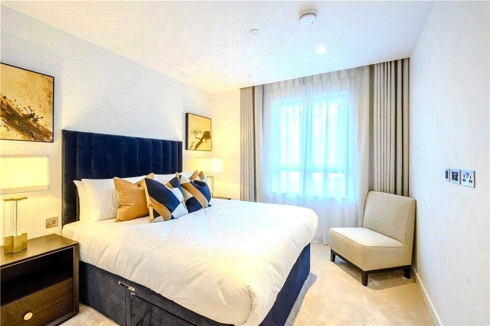 Flat Bollo Bridge Road in Greater London