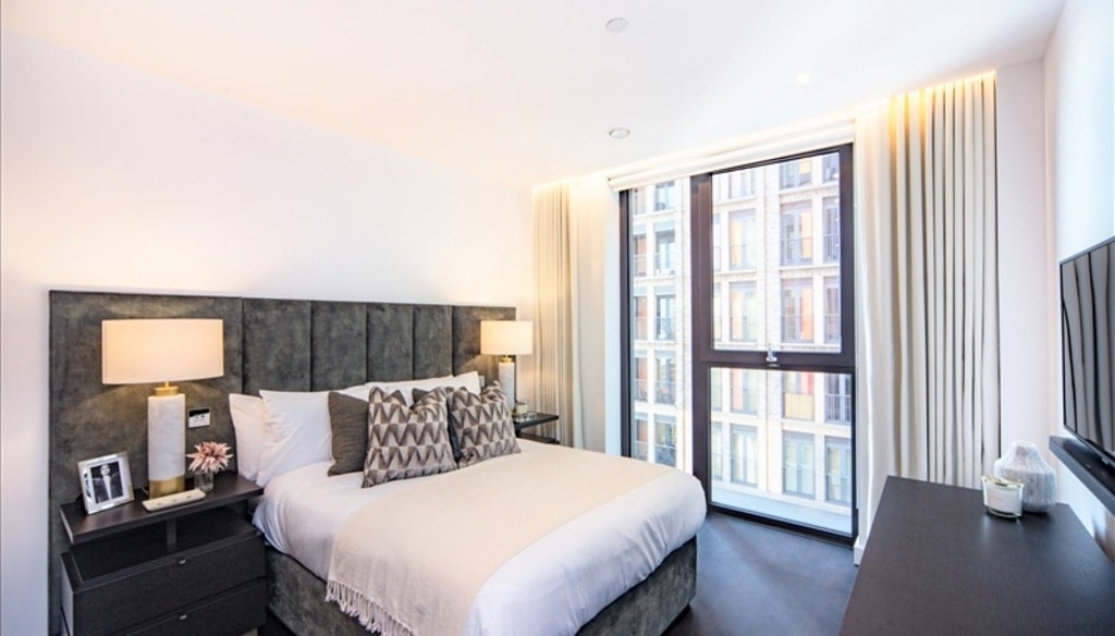 Flat Ponton Road in Greater London