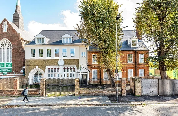 Flat Cobourg Road Estate in Greater London