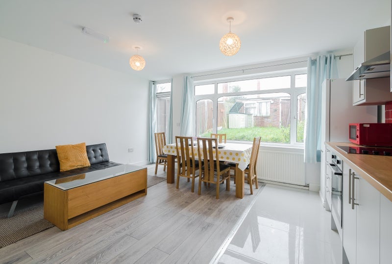 Room Mirror Path in Greater London