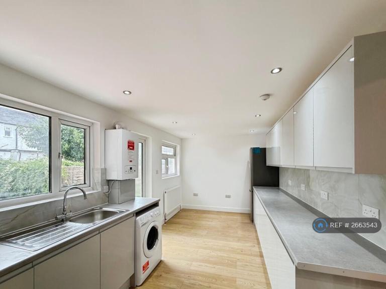House Reynolds Avenue in Greater London