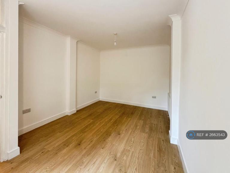 House Reynolds Avenue in Greater London