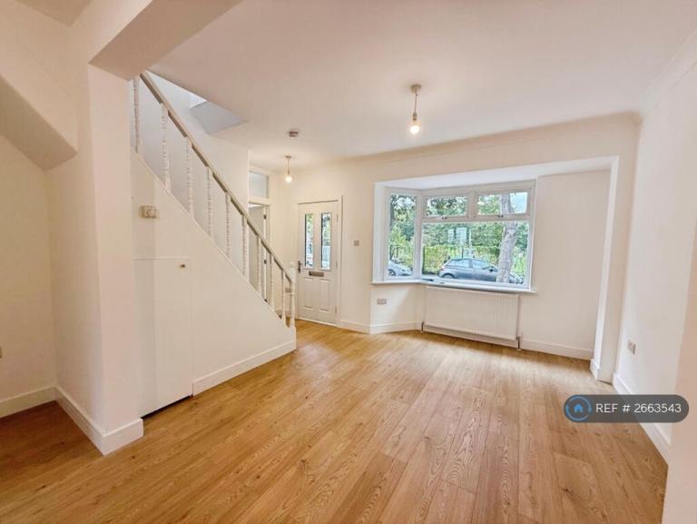 House Reynolds Avenue in Greater London