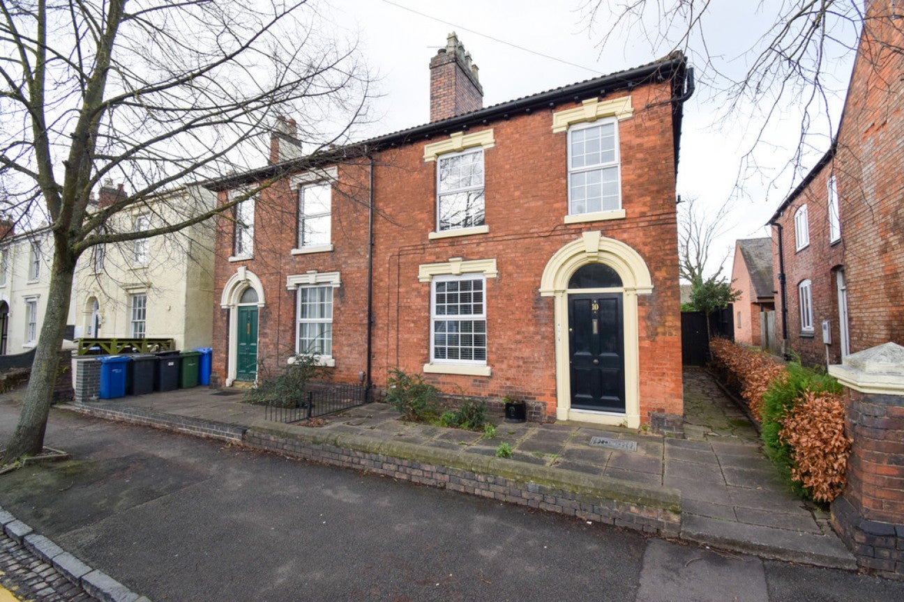 Flat Lower Gungate in Tamworth