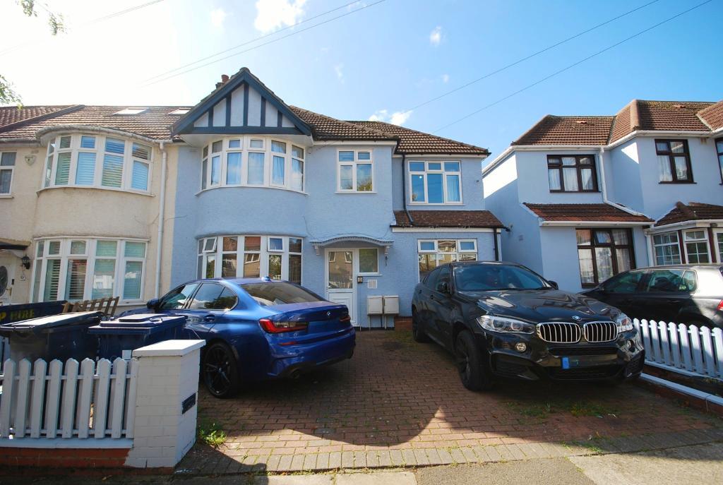 Flat Eastcote Avenue in Greater London