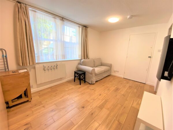 Flat Abbey Gardens in Greater London