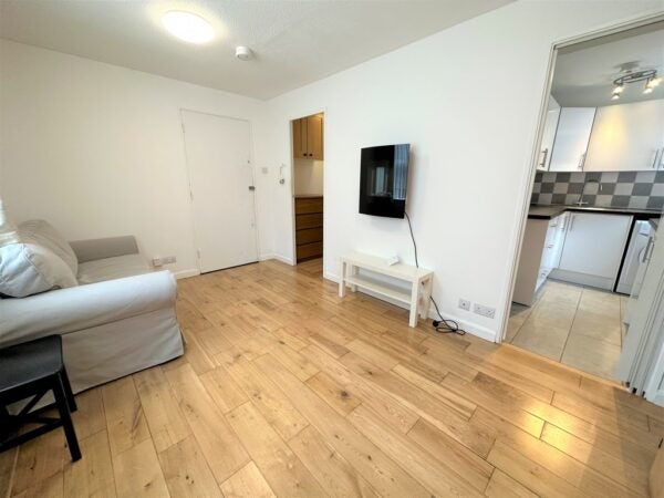 Flat Abbey Gardens in Greater London