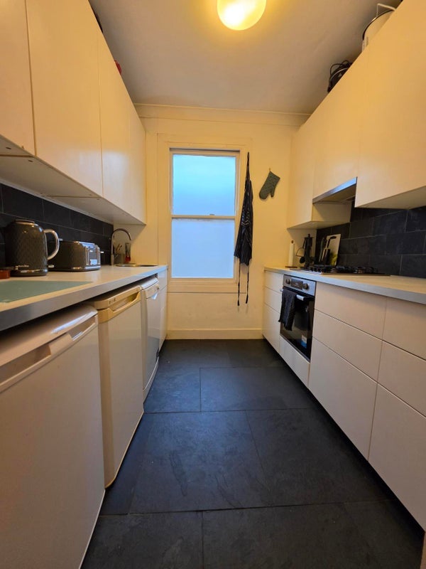Flat Hibbert Road in Greater London