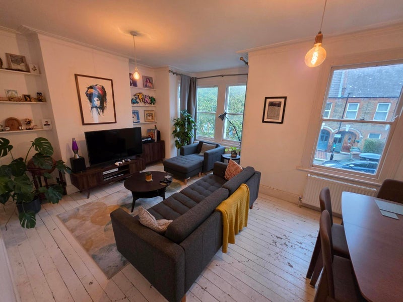 Flat Hibbert Road in Greater London