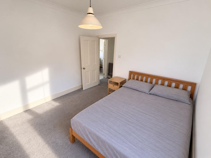 Flat Hibbert Road in Greater London