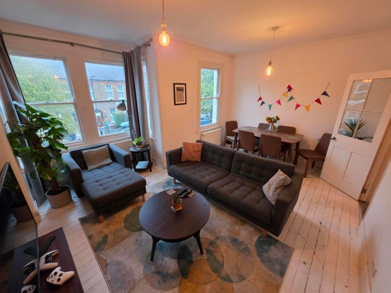 Flat Hibbert Road in Greater London