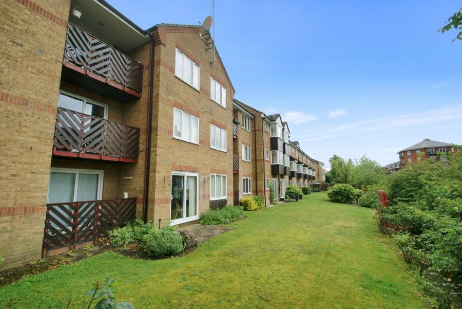 Flat Brazier's Quay in East Hertfordshire