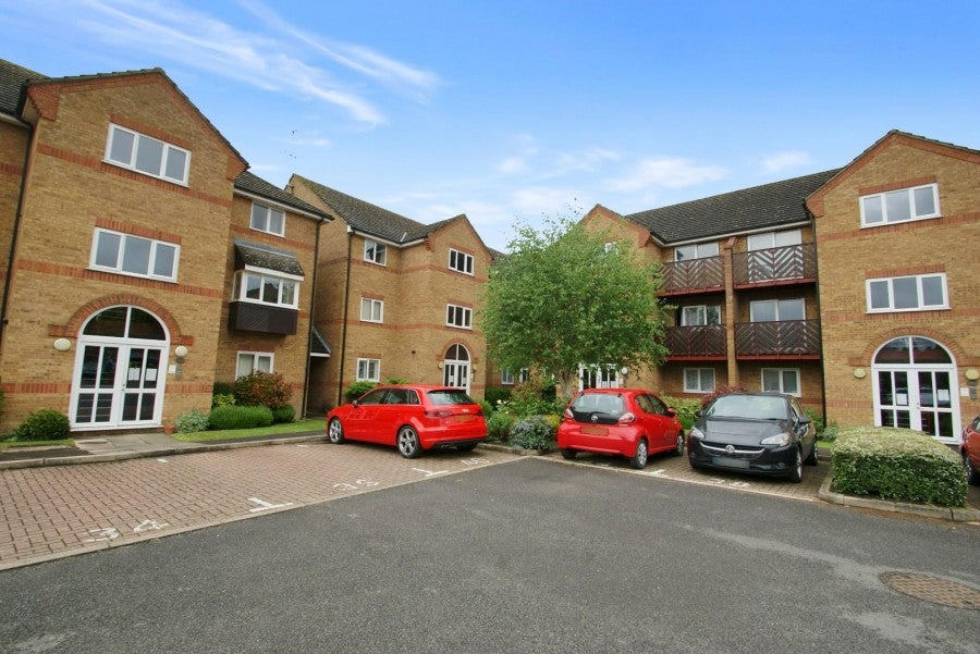 Flat Brazier's Quay in East Hertfordshire