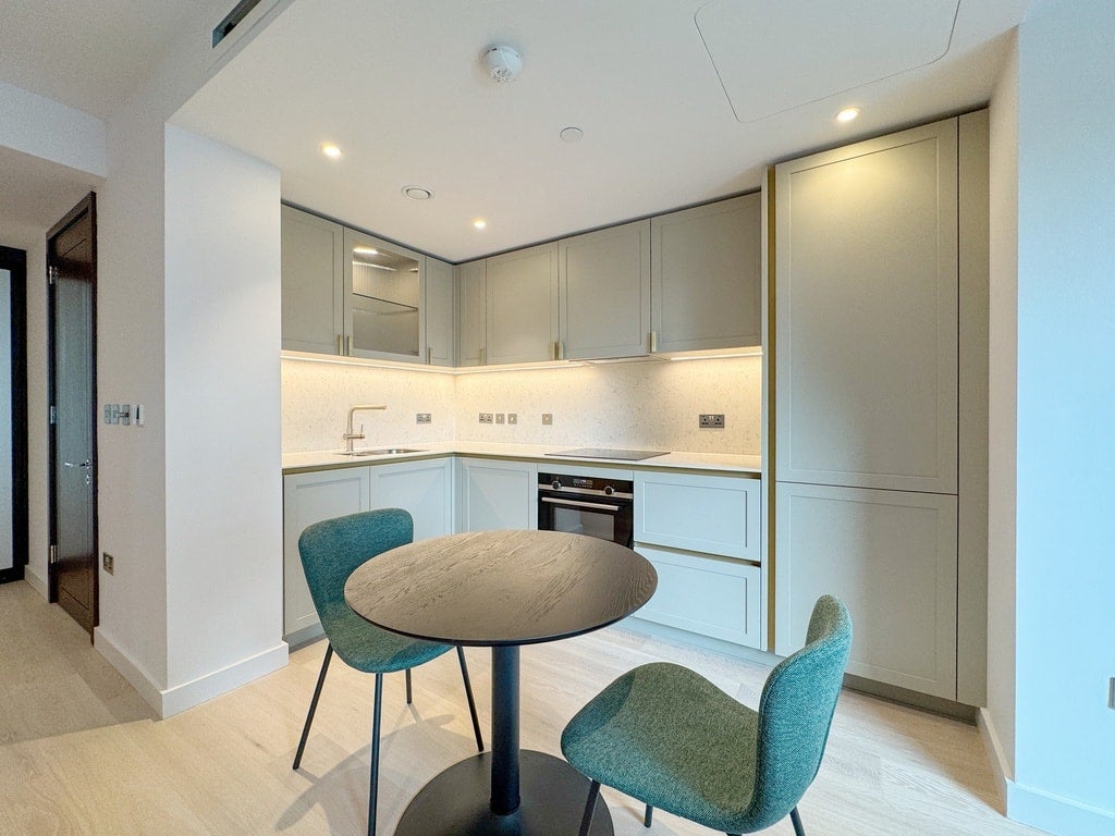 Flat Princess Louise Close in City of Westminster