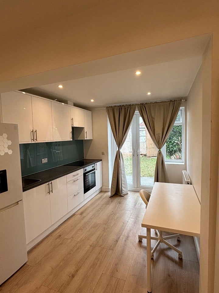 Room Macfarlane Road in Greater London